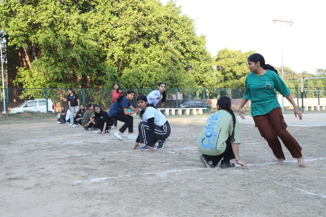A kho kho chaser stretches to tag an opponent